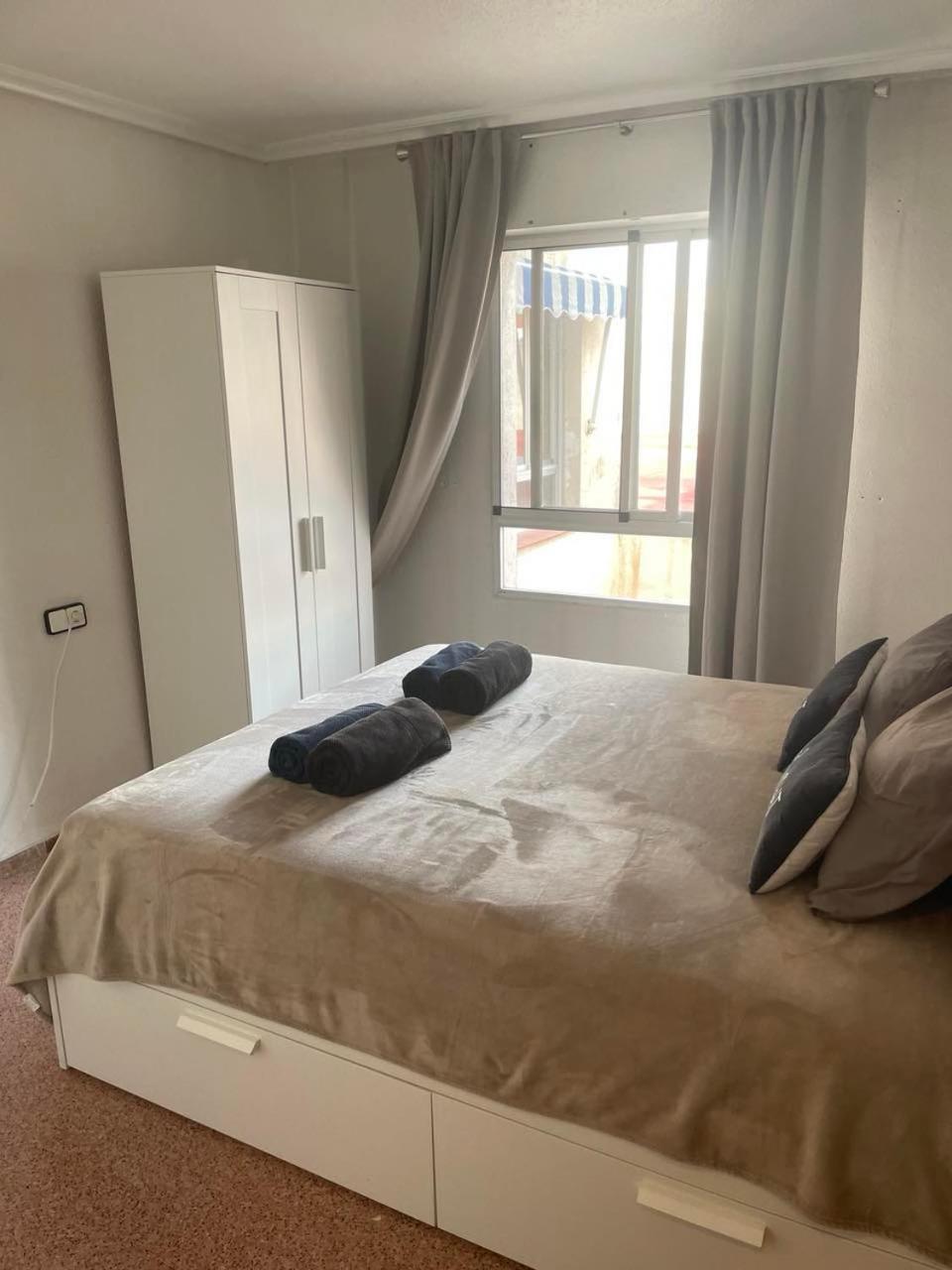Piso Grande Amplio para grandes grupos 4 Dormitorios 2 baños, 4AC y WIFI Alicante Exterior foto