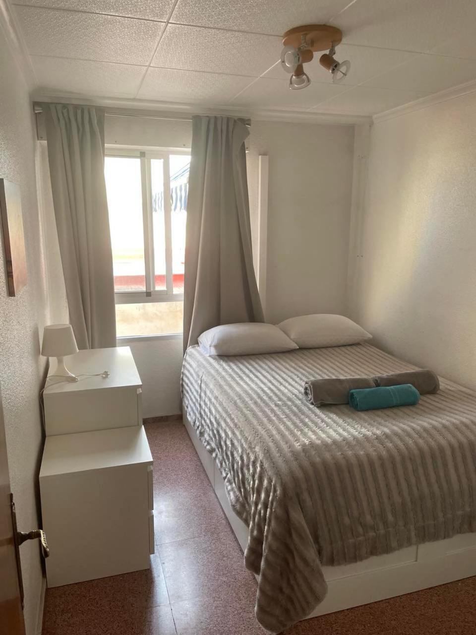 Piso Grande Amplio para grandes grupos 4 Dormitorios 2 baños, 4AC y WIFI Alicante Exterior foto